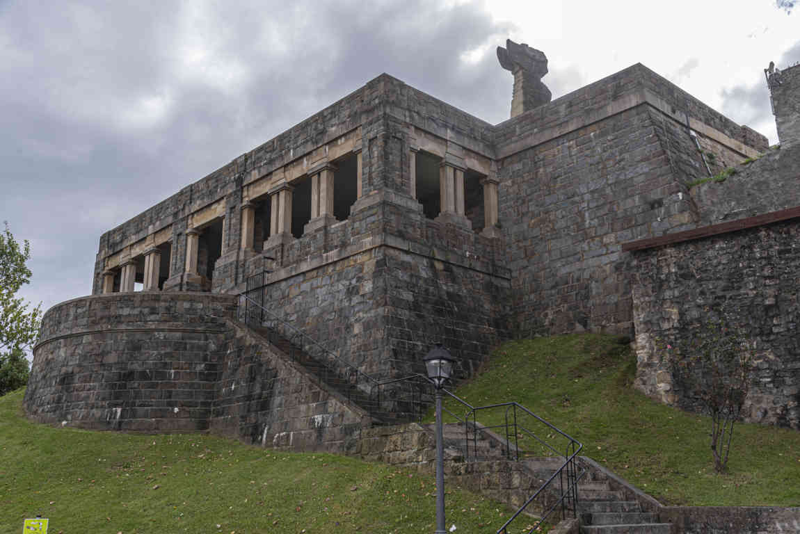 Guipúzcoa - Getaria 20 - monumento a Juan Sebastián Elcano.jpg